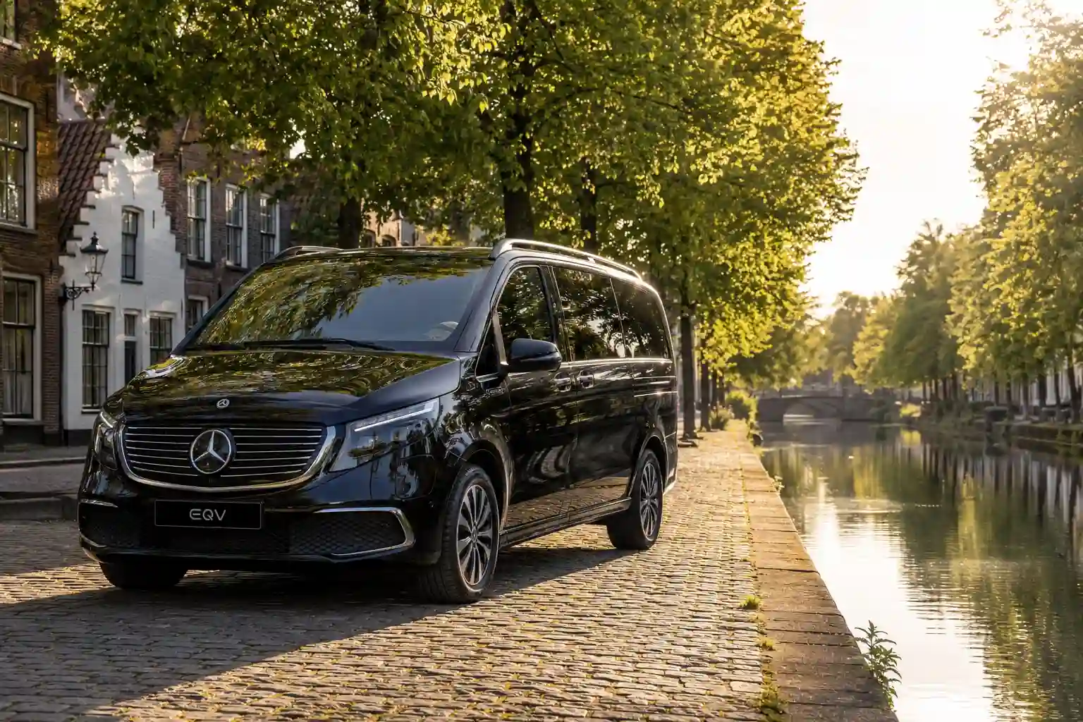 Van Mercedes EQV électrique avec chauffeur à Lille, transport corporate zéro émission